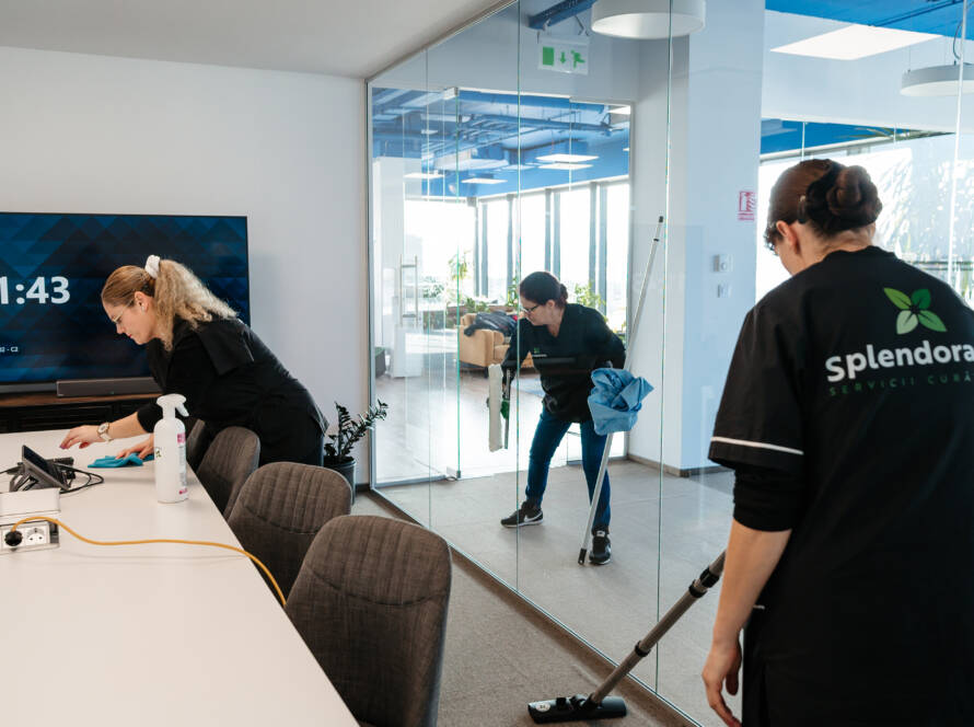 personal curatenie (femei de serviciu) din echipa splendorama, care fac curat in birourile din cluj napoca intr-un mod profesionist, atent si cu grija pentru detalii